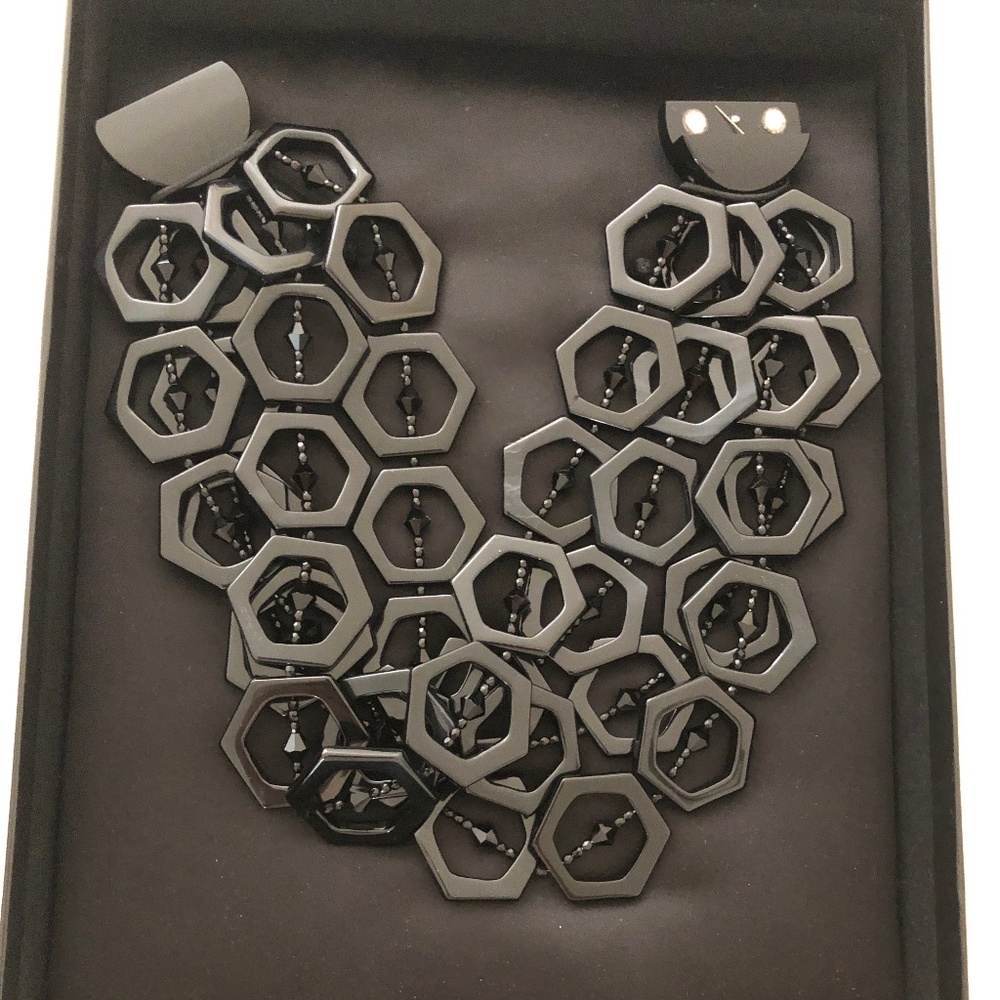 NEW Beautiful Giorgio Armani Platinum Necklace, boxed!